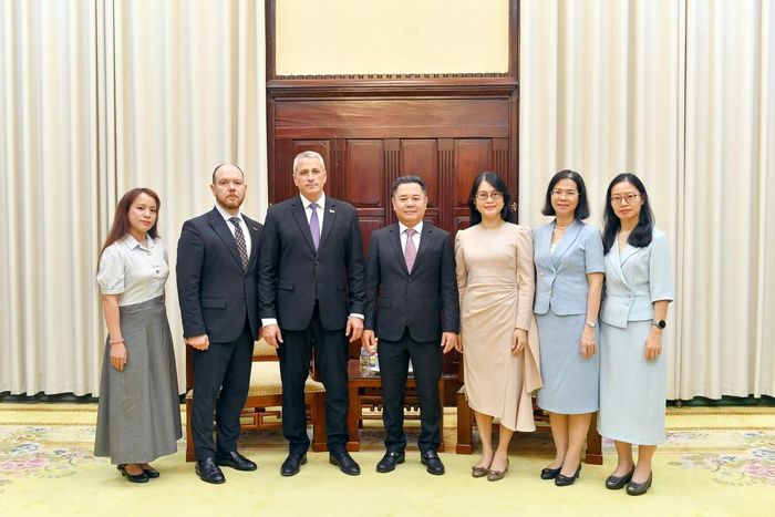Phó Thống đốc Nguyễn Ngọc Cảnh cùng đại diện lãnh đạo các đơn vị thuộc NHNN chụp ảnh lưu niệm với Đại sứ Uladzimir Baravikou cùng đoàn công tác