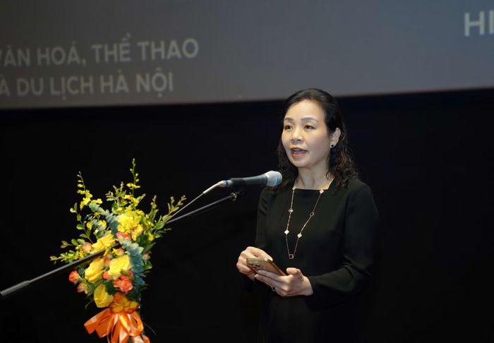 Chủ tịch Hiệp hội Xúc tiến phát triển Điện ảnh Việt Nam Ngô Phương Lan phát biểu khai mạc tuần phim.