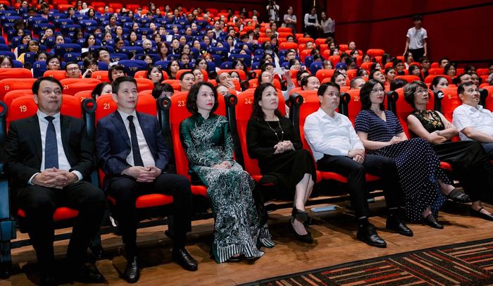 Các đại biểu cùng khán giả tại lễ khai mạc tuần phim.