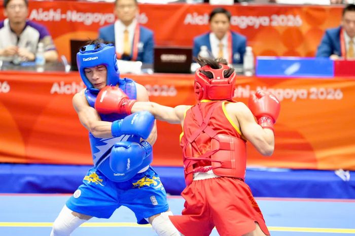 Dù nỗ lực nhưng Đinh Văn Tâm (áo xanh) không thể tạo ra bất ngờ trong trận chung kết. Ảnh: CTV.