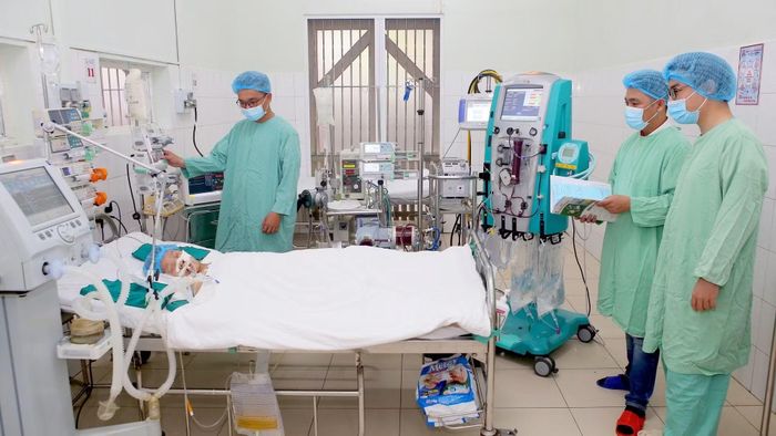 Các bác sĩ Bệnh viện T.Ư Huế tích cực điều trị cho một bệnh nhân.