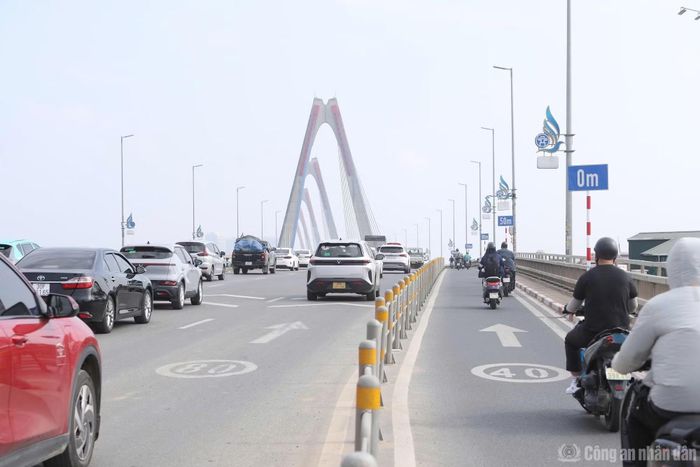Mật độ giao thông trên cầu Nhật Tân.