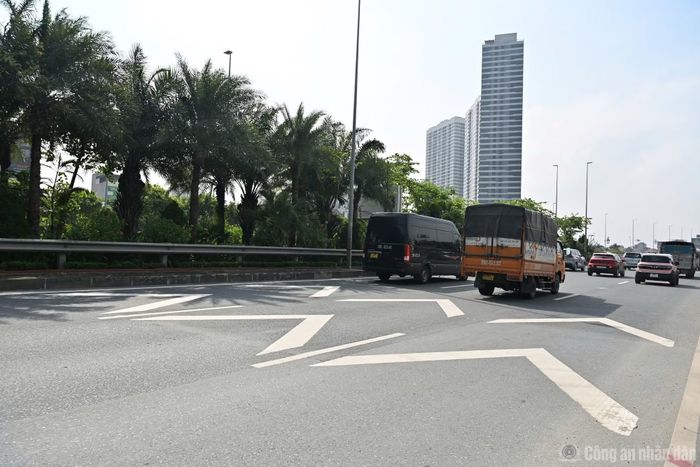 Vạch sơn được kẻ trên mặt đường.