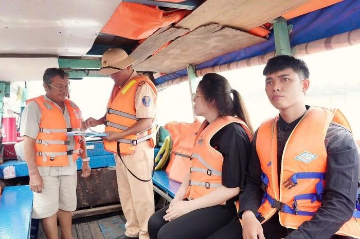 CSGT đường thuỷ kiểm tra phương tiện chở người trên sông.