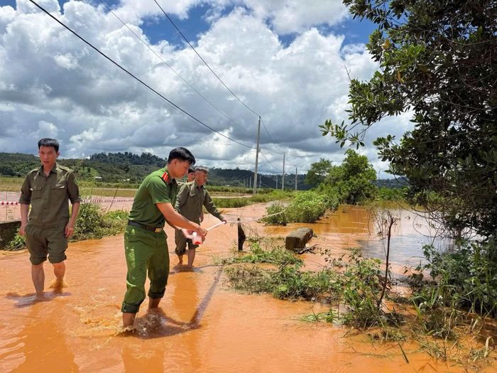 Công an cơ sở kiểm tra địa bàn bị ngập lụt.