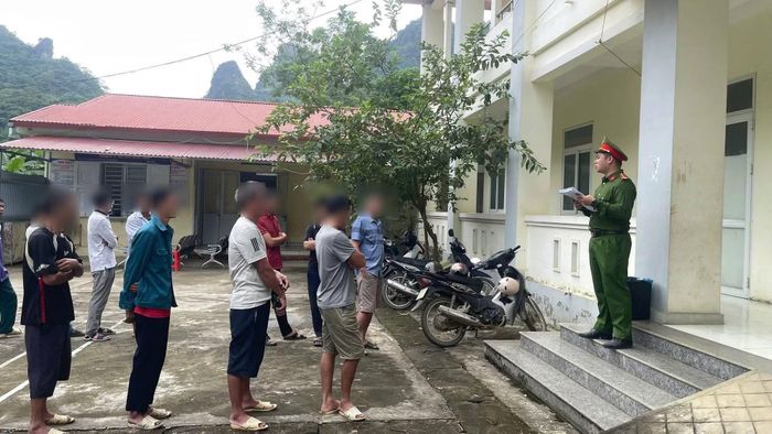 Công an xã Yên Thổ tuyên truyền, phổ biến pháp luật cho các trường hợp đang điều trị nghiện bằng thuốc thay thế Methadone tại Trạm Y tế xã.
