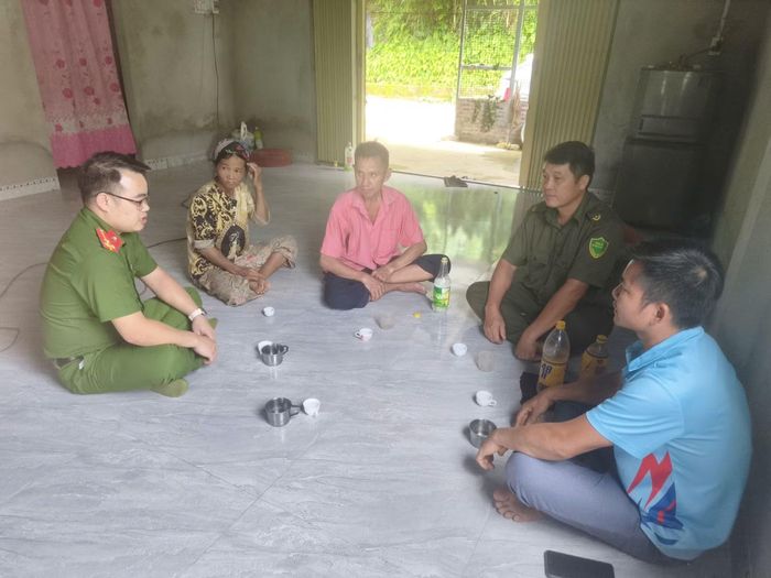 Công an xã Lý Bôn thường xuyên xuống các hộ dân tuyên truyền pháp luật.