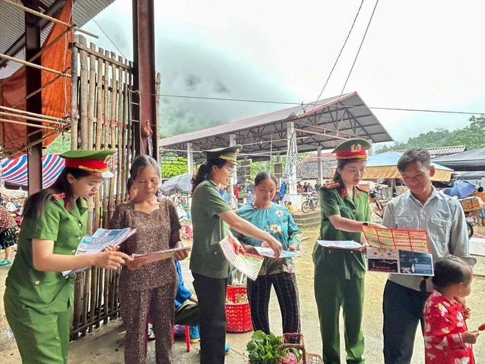 Công an xã tuyên truyền pháp luật, tác hại của ma túy và cách phòng tránh cho người dân tại các phiên chợ.