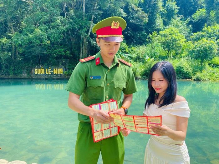 Công an xã Trường Hà tuyên truyền pháp luật đến người dân và khách du lịch tại Khu di tích Quốc gia đặc biệt Pác Bó.