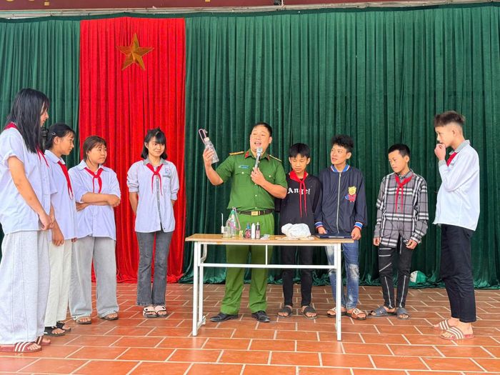 Công an xã tuyên truyền, hướng dẫn học sinh nhận diện các loại ma túy, tác hại của ma túy và phương thức, thủ đoạn hoạt động của tội phạm ma túy.