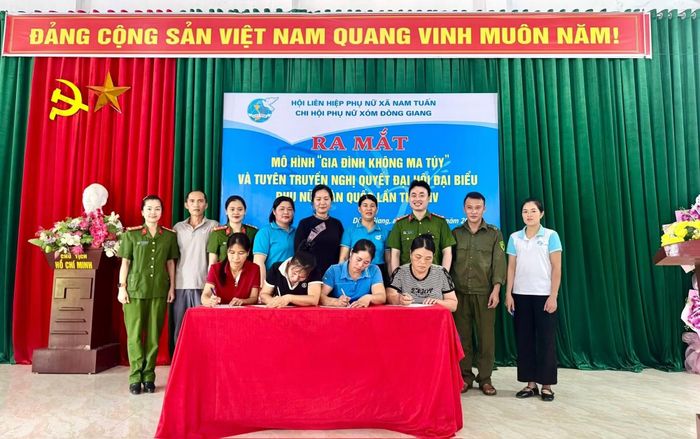 Ra mắt Mô hình Gia đình không ma túy ở xóm Đông Giang, xã Nam Tuấn.