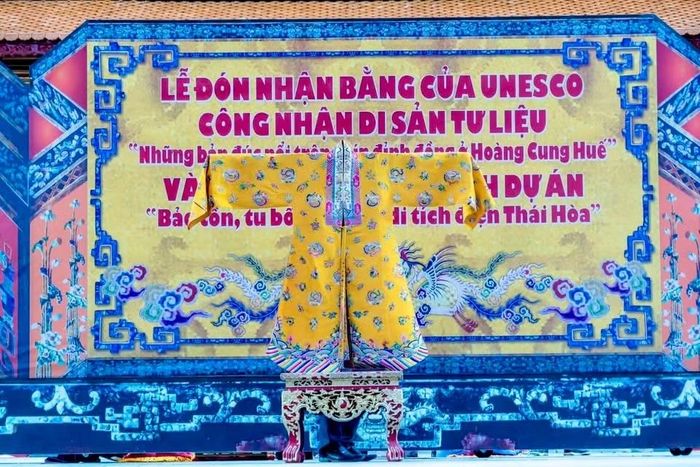 Gia đình ông Trần Phan Anh đã mua lại lễ phục của Hoàng hậu Nam Phương lưu lạc ở nước ngoài để trao tặng Trung tâm Bảo tồn di tích Cố đô Huế.