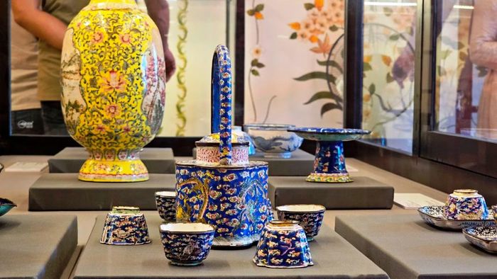 Nhiều cổ vật, hiện vật quý hội tụ trong một cuộc triển lãm ở Điện Kiến Trung, Hoàng Cung Huế.
