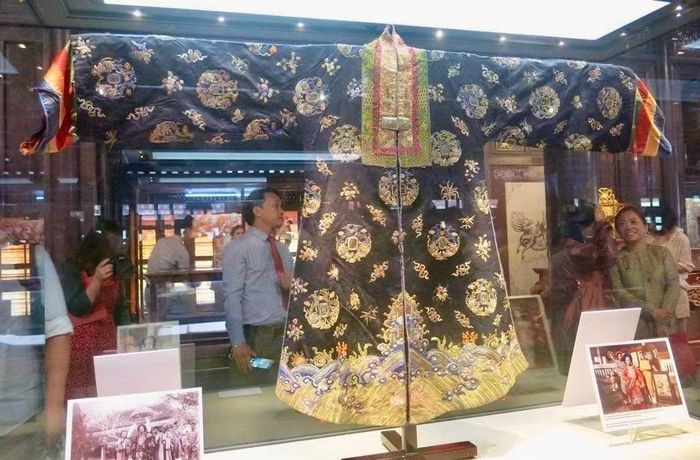Mũ quan đại thần và Áo Nhật bình cung tần triều Nguyễn được một doanh nghiệp trúng đấu giá và tặng cho TP Huế.