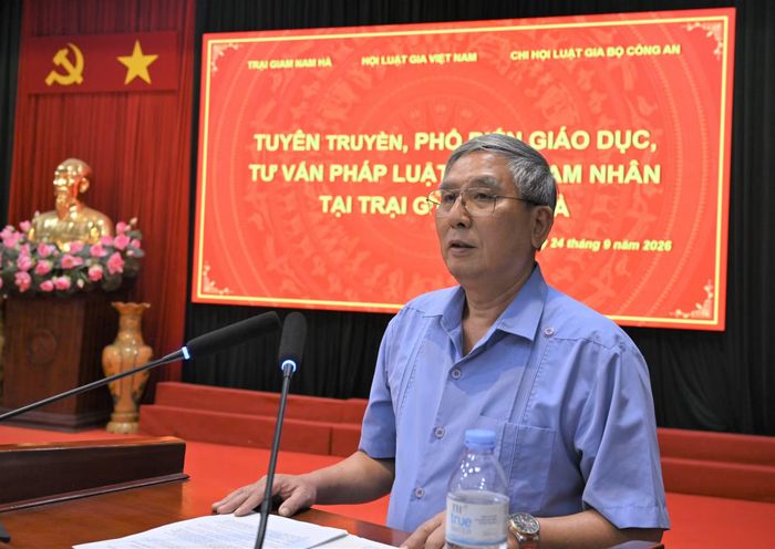 Đồng chí Dương Đình Khuyến bày tỏ mong muốn các phạm nhân tích cực cải tạo, chuẩn bị hành trang vững vàng để tái hòa nhập cộng đồng.