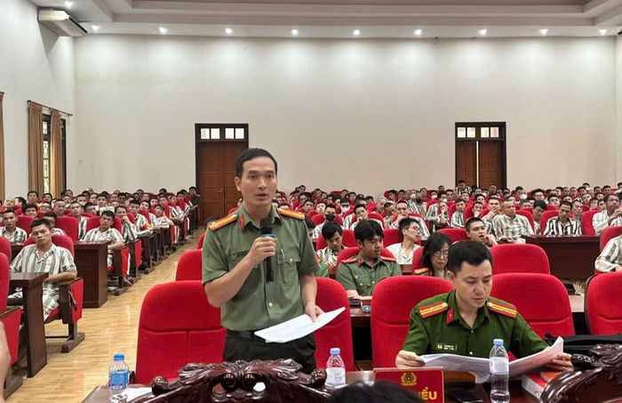 Đại biểu giải đáp câu hỏi về pháp luật cho các phạm nhân.