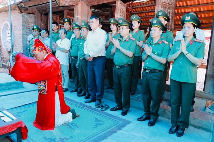 Các đồng chí lãnh đạo, CBCS Cục Ngoại tuyến dâng hương tại đình Ba Nhà.