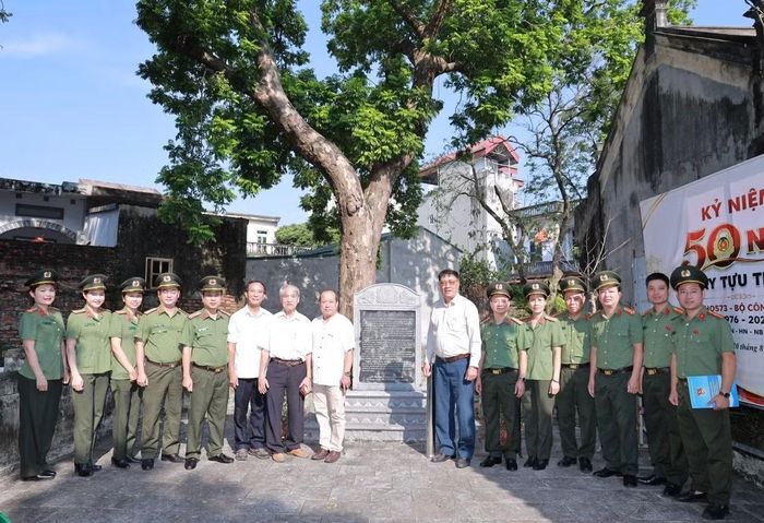 Lãnh đạo, CBCS và cán bộ hưu trí Cục Ngoại tuyến chụp ảnh lưu niệm tại bia kỷ niệm truyền thống của Cục Ngoại tuyến dựng tại đình Ba Nhà.