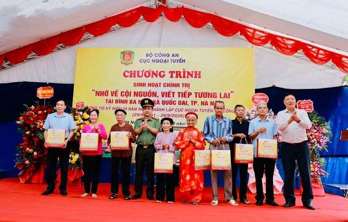 Đại tá Hoàng Khắc Lương, Phó Cục trưởng Cục Ngoại tuyến trao quà tặng người dân đã có công giúp đỡ, hỗ trợ CBCS Cục Ngoại tuyến trong thời gian sống và học tập tại địa bàn đóng quân.