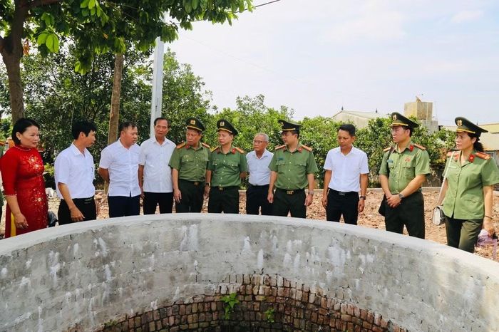 CBCS Cục Ngoại tuyến cùng bà con thôn Ba Nhà bên giếng nước lưu giữ nhiều kỷ niệm.