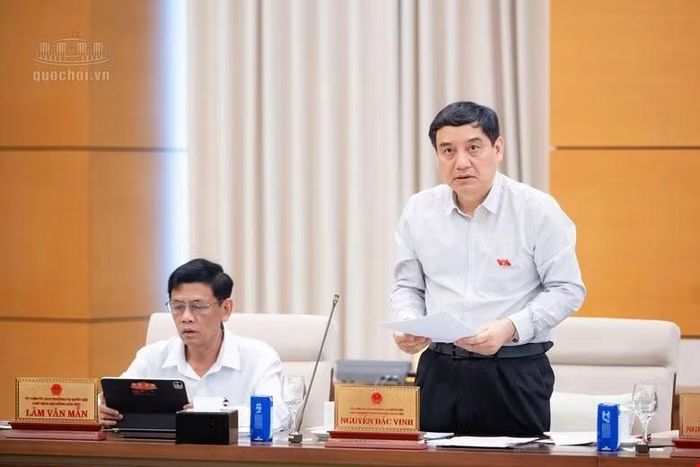 Chủ nhiệm Uỷ ban Văn hoá và Xã hội Nguyễn Đắc Vinh trình bày báo cáo thẩm tra.