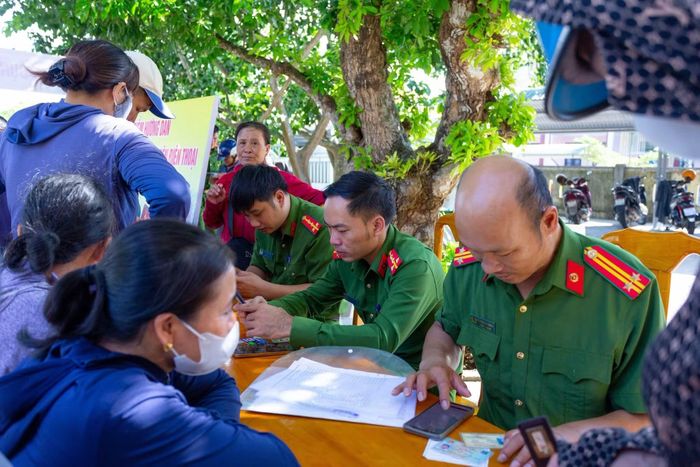 Công an xã Bố Trạch về cơ sở giúp dân chuyển đổi số và làm các thủ tục giấy tờ.