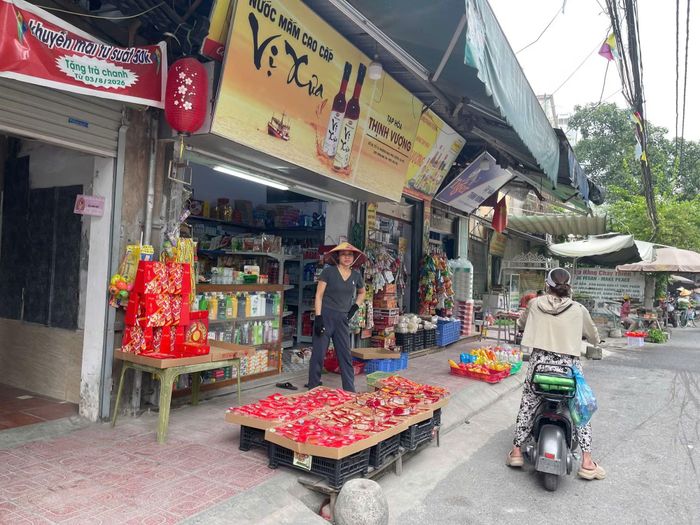 Một quầy bán bánh trung thu lẻ tại phố Xốm.
