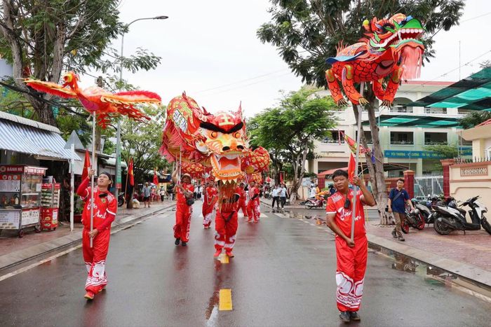 Đoàn Lân - Sư - Rồng cùng đội hình Long - Lân - Quy - Phụng tạo nên không khí rộn ràng.