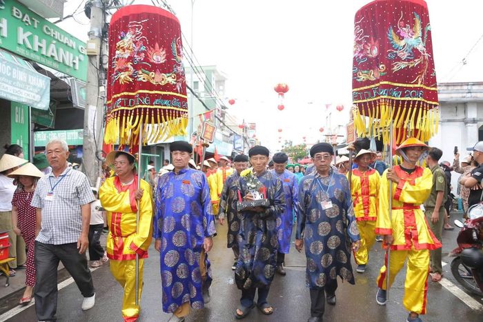 Đoàn thỉnh đại kỳ lễ hội.