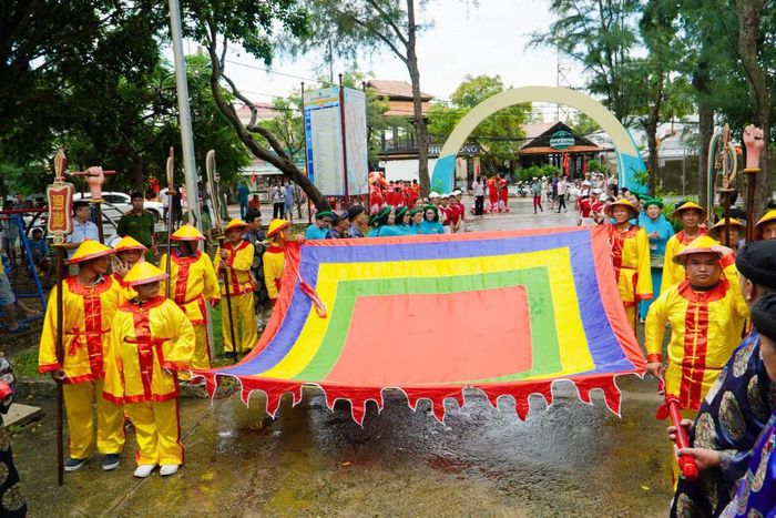 Đại kỳ lễ hội.