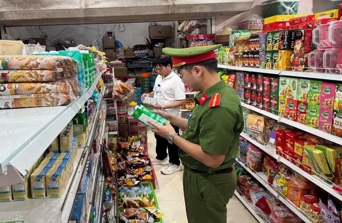 Tổ công tác liên ngành Công an xã Bằng Mạc kiểm tra các cửa hàng kinh doanh bánh kẹo, các mặt hàng trung thu.