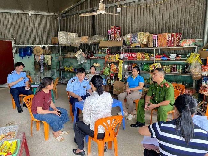 Tổ công tác liên ngành làm việc với các chủ cơ sở kinh doanh và yêu cầu ký cam kết không bán hàng giả, hàng lậu, không đảm bảo ATVSTP.