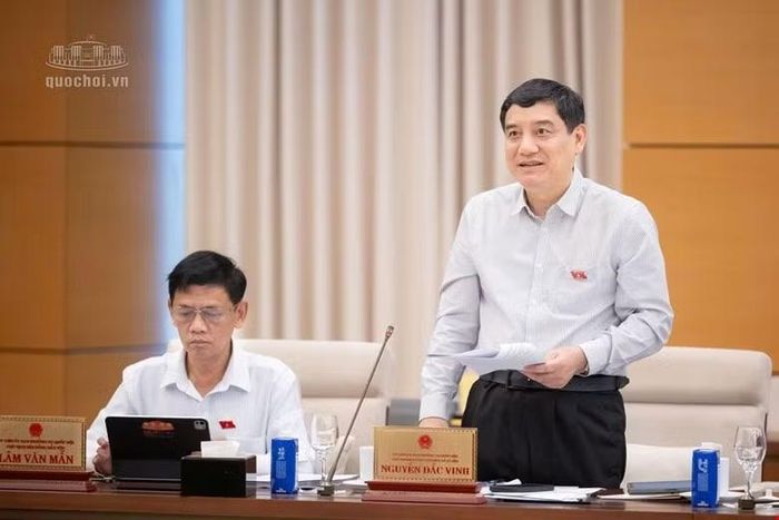 Chủ nhiệm Uỷ ban Văn hoá và Xã hội Nguyễn Đắc Vinh phát biểu tại phiên họp.