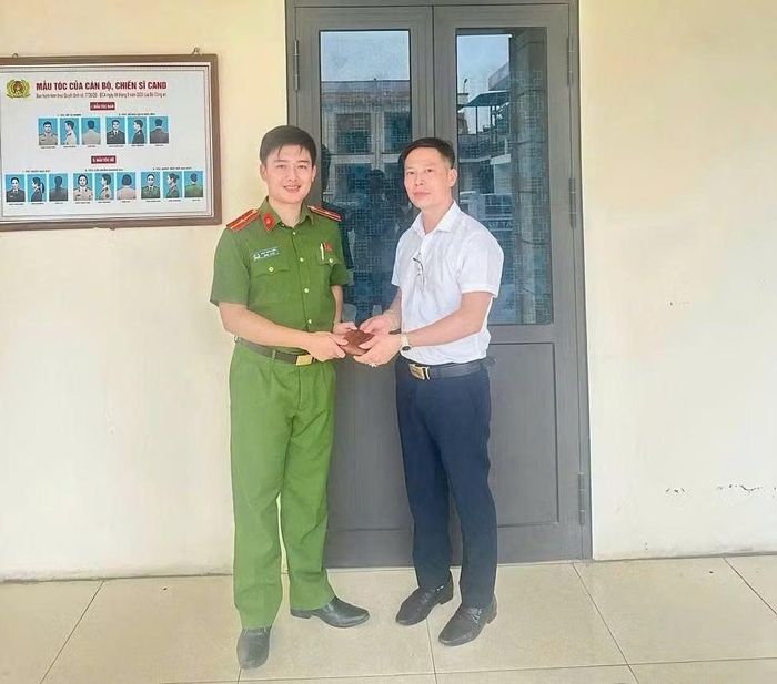 CBCS Công an xã Thư Lâm bàn giao tài sản bị thất lạc cho anh Trần Thế Luận.
