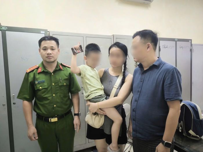 Gia đình đón cháu bé đi lạc về nhà an toàn.