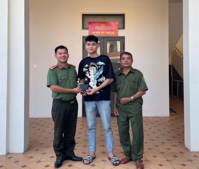 CBCS Công an phường Tùng Thiện bàn giao trả tài sản bị đánh rơi cho công dân.