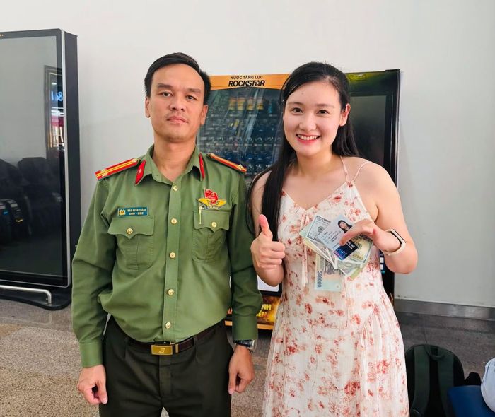 Những tài sản, giấy tờ giá trị được Công an cửa khẩu Cảng HKQT Đà Nẵng trao trả cho du khách quốc tế, hành khách trên các chuyến bay trước giờ khởi hành.