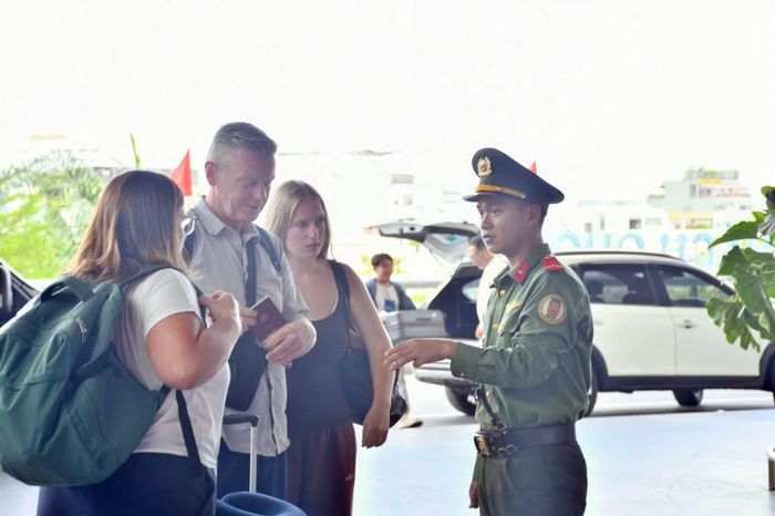 Cán bộ Công an cửa khẩu hướng dẫn hành khách với tinh thần trách nhiệm, tận tụy, vì Nhân dân phục vụ.