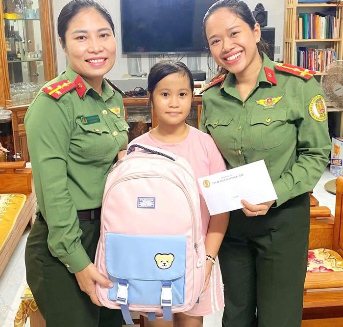 Hội Phụ nữ Công an cửa khẩu Cảng HKQT Đà Nẵng trao quà, động viên học sinh có hoàn cảnh khó khăn nhân dịp năm học mới.