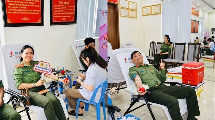 Cán bộ, chiến sĩ Công an cửa khẩu Cảng HKQT Đà Nẵng tham gia hiến máu tình nguyện, lan tỏa tinh thần sẻ chia vì cộng đồng.