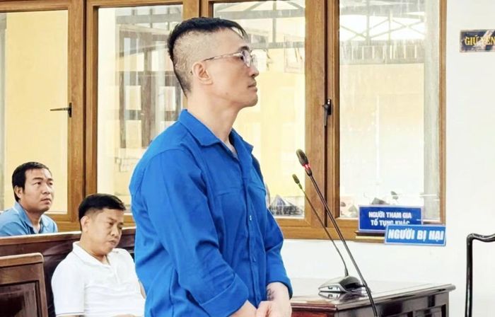 Hoàng Hướng Thiện tại tòa.