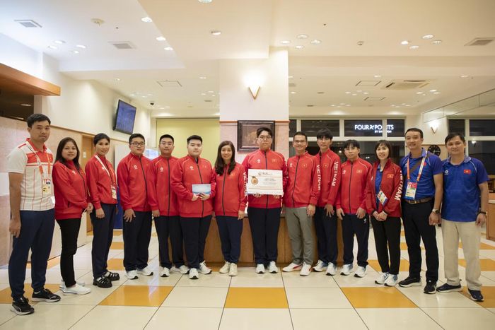 Đại tá Nguyễn Thị Thúy Thanh thưởng nóng cho nhóm vận động viên Esport CAND đoạt Huy chương Đồng ASIAD 20.