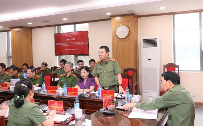Đại tá Hoàng Quốc Việt, Giám đốc Công an tỉnh Thanh Hoá tiếp thu ý kiến chỉ đạo của đồng chí Thứ trưởng tại hội nghị.