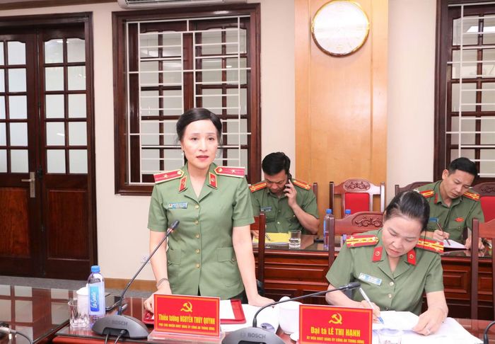 Thiếu tướng Nguyễn Thuý Quỳnh, Phó Chủ nhiệm UBKT Đảng uỷ Công an Trung ương phát biểu tại hội nghị.