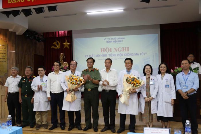  Lãnh đạo các đơn vị tại sự kiện ra mắt mô hình “Bệnh viện không ma túy”. 