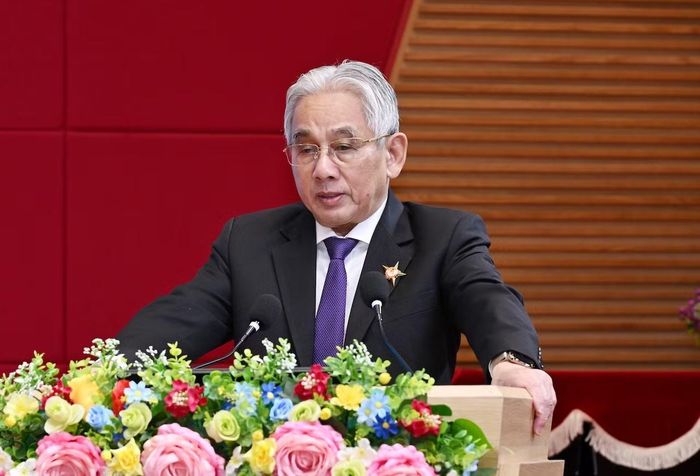 Nhà giáo ưu tú, Phó giáo sư, Tiến sĩ Lương Minh Cừ, Bí thư Đảng ủy, Hiệu trưởng Trường Đại học Cửu Long phát biểu chào mừng hội thảo.