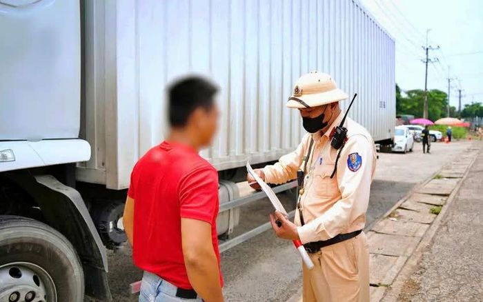 Kiểm tra các phương tiện kinh doanh vận tải.