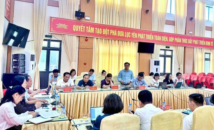 Các đại biểu tích cực thảo luận về vai trò của các cấp hội khuyến học trong việc giáo dục ý thức bảo vệ môi trường cho thế hệ trẻ, chia sẻ về các mô hình học tập tiêu biểu.