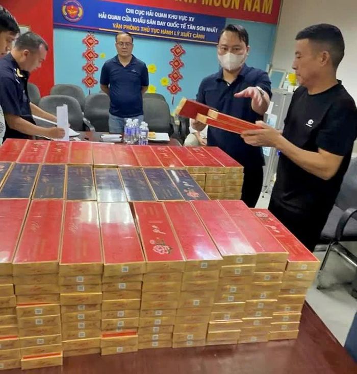 Số thuốc lá điếu nhập lậu bị tạm giữ cùng đối tượng tại Cửa khẩu sân bay quốc tế Tân Sơn Nhất.