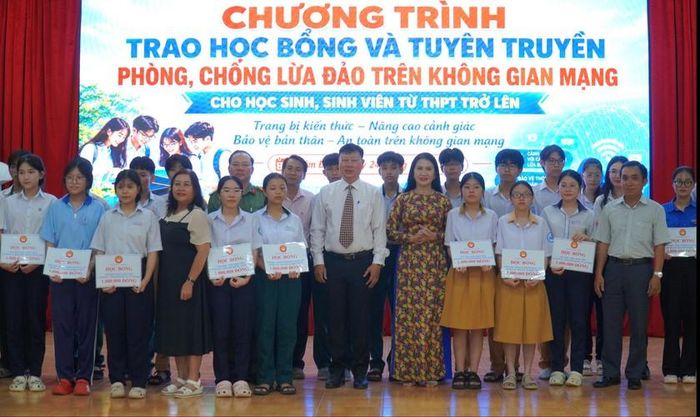 Ban Tổ chức trao 83 suất học bổng động viên học sinh đạt thành tích cao trong học tập và các em học sinh có hoàn cảnh khó khăn vượt khó vươn lên.